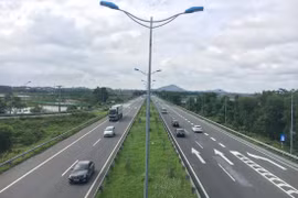 Phương tiện lưu thông trên một tuyến đường cao tốc đưa vào vận hành và khai thác. (Ảnh: CTV/Vietnam+)