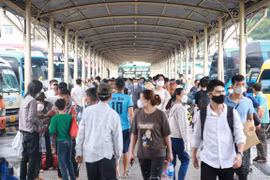 Khu vực hành khách chờ lên xe để về quê đông nghịt người. (Ảnh: Việt Hùng/Vietnam+)
