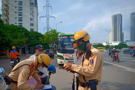 Lực lượng Cảnh sát giao thông tiến hành kiểm tra, xử lý xe khách vi phạm quy định về giao thông. (Ảnh: CTV/Vietnam+)