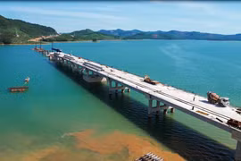 Cầu vượt hồ Yên Mỹ thuộc địa phận huyện Nông Cống, tỉnh Thanh Hóa dài gần 1km thuộc gói thầu XL03 do Tổng công ty cổ phần Xuất nhập khẩu và Xây dựng Việt Nam (Vinaconex) thi công.