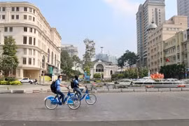 Người dân Thành phố Hồ Chí Minh trải nghiệm dịch vụ xe đạp công cộng tại trung tâm thành phố. (Ảnh: Tiến Lực/TTXVN)