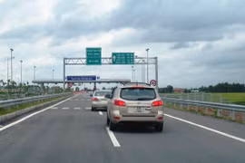 Phương tiện lưu thông tại trạm thu phí cao tốc Nội Bài-Lào Cai của VEC. (Ảnh: Việt Hùng/Vietnam+)
