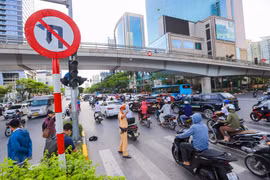 Các phương tiện giao thông cũng bị cấm rẽ trái và quay đầu sang đường Nguyễn Chánh. (Ảnh: Minh Sơn/Vietnam+)