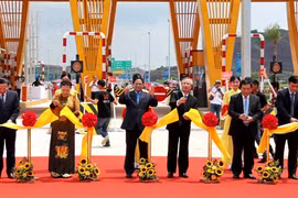 Thủ tướng Chính Phủ Phạm Minh Chính và các đồng chí lãnh đạo cắt băng khánh thành đường cao tốc Vân Đồn-Móng Cái. (Ảnh: Việt Hùng/Vietnam+)