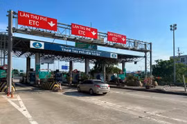 Trong những ngày đầu vận hành, các phương tiện lưu thông qua làn ETC thuận lợi, nhanh chóng trên cao tốc Cầu Giẽ-Ninh Bình. (Ảnh: CTV/Vietnam+)