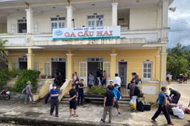 Tàu Bắc-Nam bị gián đoạn, hơn 1.000 khách phải chuyển tải do mưa lũ. (Ảnh: CTV/Vietnam+)