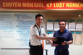 Anh Nguyễn Văn Thưa, Trung tâm An ninh hàng không Nội Bài trao lại cho vị khách tài sản trị giá hơn 400 triệu đồng bỏ quên tại khu vực công cộng Nhà ga hành khách T1. (Ảnh: CTV/Vietnam+)