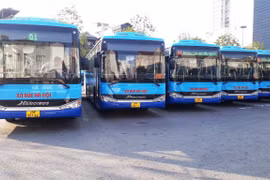 Tổng công ty vận tải Hà Nội bố trí khoảng 28 xe buýt trực dự phòng và tăng cường lượt xe chạy để phục vụ nhu cầu đi lại dịp 30/4-1/5. (Ảnh: CTV/Vietnam+)