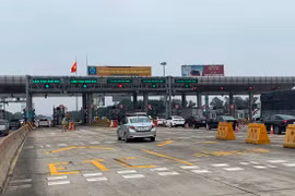 Phương tiện đi vào làn thu phí tự động không dừng tại trạm thu phí đầu tuyến cao tốc Hà Nội-Hải Phòng. (Ảnh: Việt Hùng/Vietnam+)