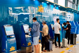 Hành khách làm thủ tục trực tuyến tại kios bố trí ở sân bay của hãng hàng không Vietnam Airlines. (Ảnh: CTV/Vietnam+)