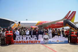 Đại diện lãnh đạo thành phố Đà Nẵng, sân bay và Vietjet chào mừng chuyến bay quốc tế đầu tiên đến Đà Nẵng. (Ảnh: CTV/Vietnam+)