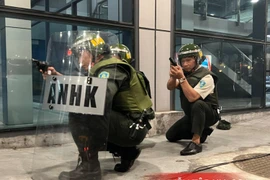Lực lượng An ninh hàng tham gia buổi diễn tập đối phó hành vi can thiệp bất hợp pháp. (Ảnh: CTV/Vietnam+)