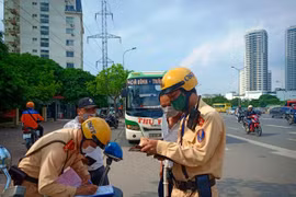Lực lượng Cảnh sát giao thông xử lý một xe khách vi phạm. (Ảnh: Việt Hùng/Vietnam+)