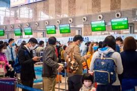 Hành khách làm thủ tục chuyến bay của hãng hàng không Bamboo Airways. (Ảnh: CTV/Vietnam+)