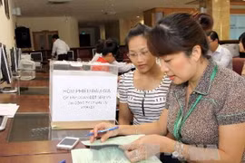 Kiểm phiếu đấu giá cổ phần của Tập đoàn Dệt May Việt Nam tại Công ty Cổ phần Đầu tư Vinatex. (Nguồn: TTXVN)