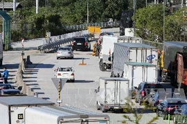 Xe ôtô của Hàn Quốc qua thành phố Paju, tỉnh Gyeonggi tới khu công nghiệp chung Kaesong ngày 16/9. (Nguồn: AFP/TTXVN)