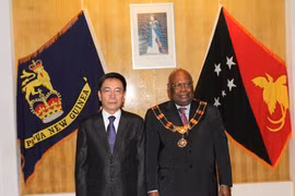 Đại sứ Nguyễn Xuân Thủy và Toàn quyền Papua New Guinea. (Ảnh: Việt Tú/Vietnam+)