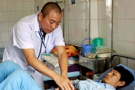 Kiểm tra sức khỏe và tư vấn tâm lý cho bệnh nhân AIDS. Ảnh minh họa. (Nguồn: Dương Ngọc/TTXVN)