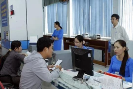 Bán vé tàu Tết tại ga Sài Gòn. (Nguồn: TTXVN)