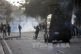 Sinh viên ủng hộ tổ chức Anh em Hồi giáo xung đột với cảnh sát chống bạo động. (Nguồn: AFP/TTXVN)