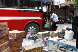 Bắt xe khách chở hàng lậu (Ảnh minh họa: TTXVN)