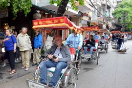 Khách du lịch nước ngoài tham quan Hà Nội. (Nguồn: TTXVN)
