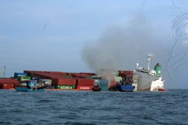 Một container trên tàu Heung A Dragon bốc cháy ngày 9/11. (Ảnh: Đoàn Mạnh Dương/TTXVN)