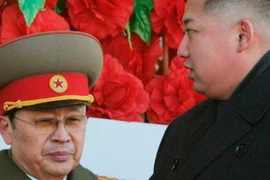 Ông Jang Song-thaek (trái) và nhà lãnh đạo Kim Jong Un. (Nguồn: Reuters)