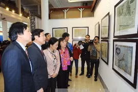 Khách tham quan Triển lãm "Bản đồ và trưng bày tư liệu Hoàng Sa, Trường Sa của Việt Nam - Những bằng chứng lịch sử”. (Nguồn: TTXVN)