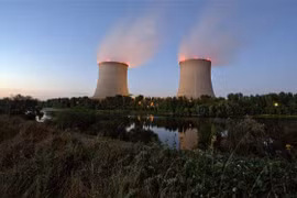 Các tháp làm mát tại nhà máy điện hạt nhân Saint-Laurent-des-Eaux ở Saint-Laurent-Nouan, miền Trung Pháp. (Ảnh: BLOOMBERG/TTXVN)