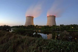 Các tháp làm mát tại nhà máy điện hạt nhân Saint-Laurent-des-Eaux ở Saint-Laurent-Nouan, miền Trung Pháp. (Ảnh: BLOOMBERG/TTXVN)