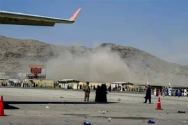 Khói bốc lên gần hiện trường vụ nổ ở sân bay Kabul, Afghanistan, ngày 26/8/2021. (Ảnh: THX/TTXVN)