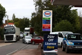 Xe ôtô xếp hàng chờ đổ xăng tại Odiham, Hampshire, Anh. (Ảnh: AFP/TTXVN)