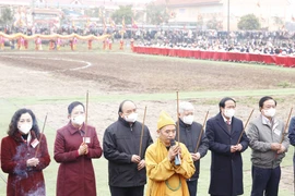 Chủ tịch nước Nguyễn Xuân Phúc dâng hương tại Lễ Tịch điền Đọi Sơn. (Ảnh: Thống Nhất/TTXVN)
