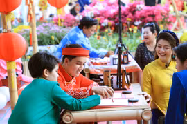 Gian cho chữ của ông đồ là điểm yêu thích của khách tham quan. (Nguồn: Vietnam+)