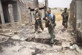 Lực lượng an ninh Afghanistan tham gia chiến dịch truy quét các tay súng Taliban tại Alishing, tỉnh Laghman, ngày 12/7/2021. (Ảnh: THX/TTXVN)
