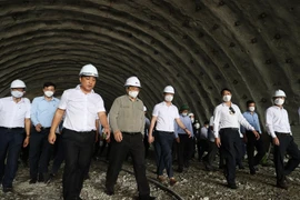 Thủ tướng Phạm Minh Chính kiểm tra tiến độ hầm Núi Vung thuộc thành phần dự án cao tốc đoạn Cam Lâm-Vĩnh Hảo. (Ảnh: Dương Giang/TTXVN)