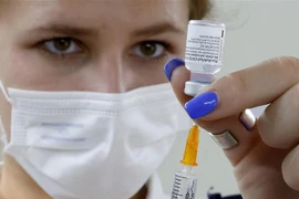 Vaccine phòng COVID-19 của Hãng Pfizer/BioNTech. (Ảnh: AFP/TTXVN)