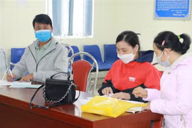 Người lao động đến giải quyết chế độ tại cơ quan Bảo hiểm xã hội huyện Quỳnh Lưu, tỉnh Nghệ An. (Ảnh: Bích Huệ/TTXVN)