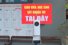 Nơi khử khuẩn trước khi vào lớp học. (Ảnh minh họa: Văn Dũng/TTXVN)