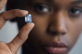 Nhà đấu giá Sotheby's thông báo viên kim cương xanh quý giá hơn 15 carat sẽ được bán đấu giá tại Hong Kong (Trung Quốc) vào tháng 4. Viên kim cương này được khai thác vào năm 2021 tại mỏ Cullinan của Nam Phi - một trong số ít mỏ có kim cương xanh cực kỳ q