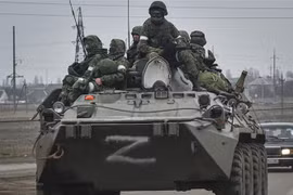 Binh sỹ Nga di chuyển hướng về Ukraine trên tuyến đường gần Armiansk, Bán đảo Crimea, ngày 26/2. (Ảnh: EPA-EFE/TTXVN)