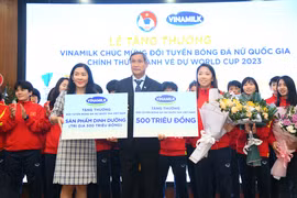 Đại diện Vinamilk trao thưởng cho đội tuyển bóng đã nữ quốc gia khi lọt vào World Cup 2023. (Nguồn: Vietnam+)