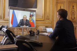 Tổng thống Pháp Emmanuel Macron và Tổng thống Nga Vladimir Putin tại một cuộc họp trực tuyến. (Ảnh: AFP/TTXVN)