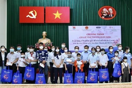 Trao quà cho trẻ em mồ côi do đại dịch COVID-19. (Ảnh: Hồng Giang/TTXVN)