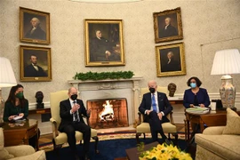 Tổng thống Mỹ Joe Biden (giữa- phải) và Thủ tướng Đức Olaf Scholz (giữa-trái) tại cuộc hội đàm ở Nhà Trắng, Washington, DC, Mỹ, ngày 7/2. (Ảnh: AFP/TTXVN)