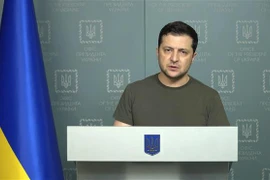 Tổng thống Ukraine Volodymyr Zelensky phát biểu tại cuộc họp báo ở thủ đô Kiev ngày 26/2. (Ảnh: AFP/TTXVN)