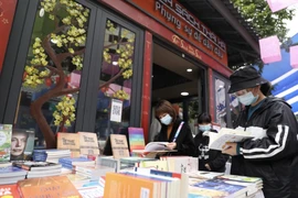 Các nhà sách giới thiệu đến độc giả những sản phẩm mới. (Ảnh: Minh Quyết/TTXVN)