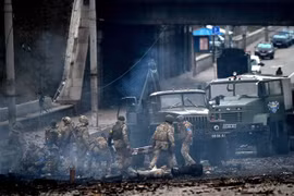 Binh sỹ Ukraine tại khu vực giao tranh với lực lượng Nga ở thủ đô Kiev, ngày 26/2. (Ảnh: AFP/TTXVN)