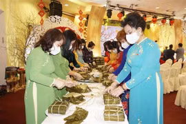Chị em phụ nữ chuẩn bị các món ăn Việt Nam trong chương trình “Xuân Quê hương 2022” tại CH Séc. (Ảnh: Hồng Kỳ/TTXVN)